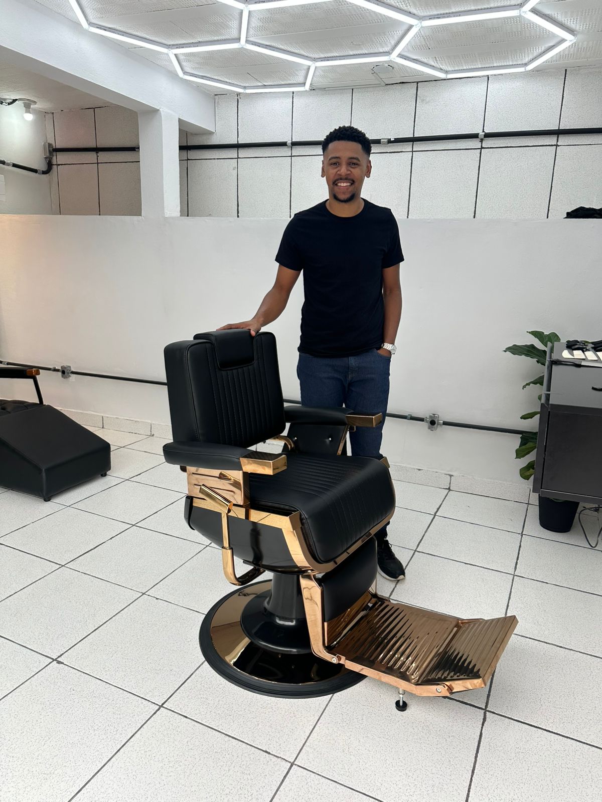 Interior da barbearia e cadeira premium