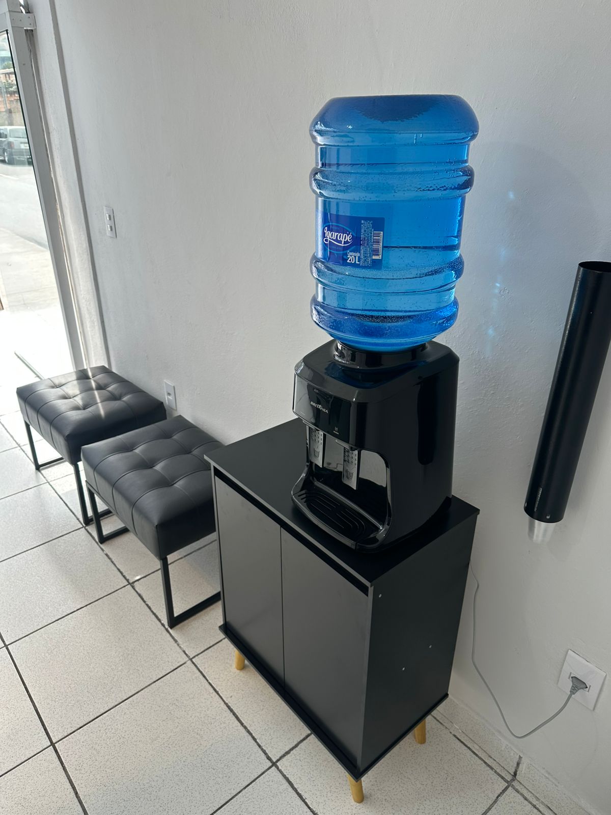 Área de recepção com bebedouro